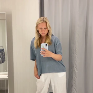 Tröja - Säljer denna fina t-shirten köpt på H&M. Tunnare material som passar XS-L beroende på hur man vill att den ska sitta. Sitter fint lite overzised på mig🥰