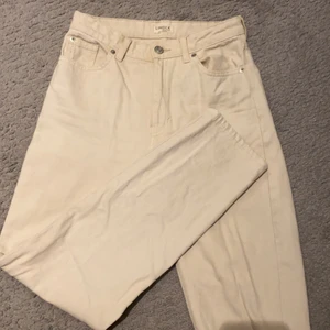 Jeans - Beigea jeans ifrån Lindex, de är typ min jeans , sitter super bra och är köpte förra året. Pris kan diskuteras 