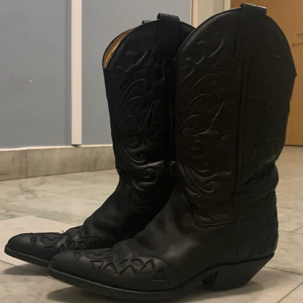 Super snygga och trendiga cowboy boots. Knappt använda och är i mycket bra skick. Storlek 37. Köpta för 5000kr för ca 30 år sen, välbevarade. Skriv i kommentarerna eller i DM.. Skor.