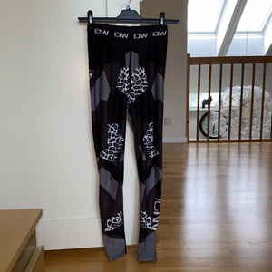 ICIW träningsbyxor - Träningsbyxor från ICIW. Använda men fint skick. Säljes pga har vuxit ur. Andra bilden är lånad för att visa modellen.