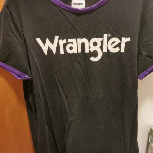 Wrangler t shirt  - Köpte denna på secondhand. Använt ett fåtal gånger då den inte exakt är min storlek. 