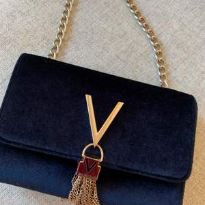 Säljer en mörk blå sammet valentino väska med guld kedja 
