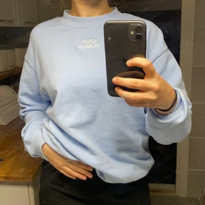 Sweatshirt  - Säljer nu min ljusblåa sweatshirt, jätte kön och fin och passar till de mästa. Använt fåtal gånger därför i bra skick, hör av dej vid frågor eller bättre bilder ❤️ buda från 100kr