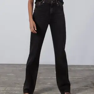 Säljer mina sparsamt använda jeans från zara i modelen ”the 90s full lenghth”, vid intresse kan jag skicka fler bilder.