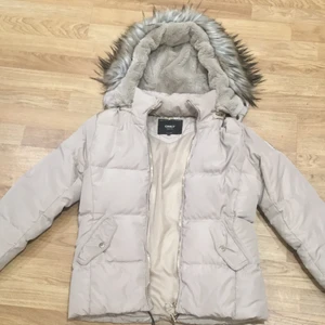 Only jacka - St S, ganska bra skick, inte så mycket använd, man kan även ta bort luvan. Köparen står för frakten👌🏼