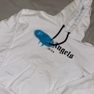 Palm angels hoodie - Hej säljer nu min palm angels hoodie. Köpt från kick and stuff för 3000, finns nu inte kvar där. Den är i storlek xs. (Inte jag på bilden, det är min kompis) men hon är ca 1,67/168 och ni ser hur den sitter på henne. Pris kan diskuteras 