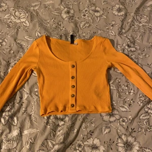 Gul topp - Gul/orange kort topp. Storlek xs, något liten på mig som är M.