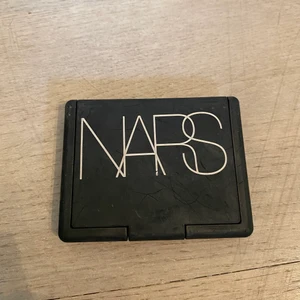 Nars Rouge / blush - Säljer rouge/brush från Nars i den allra populäraste färgen ”Orgasm”. Endast andvändt fåtal gånger, då färgen inte alls passade min hudfärg. Annars är den superfin i färgen. Den är som sagt knappt andvänd, köptes förra månaden, kvitto finns om det önskas! Köptes från Sephora