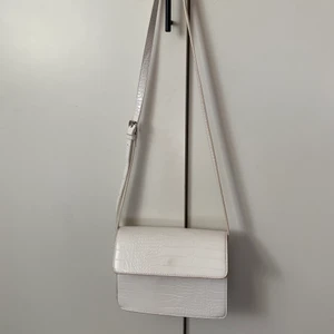 Väska - Vit axelremsväska från pieces. Justerbart band och stor rymlig väska med ett stort fack och ett fack med dragkedja. Köparen står för frakten.