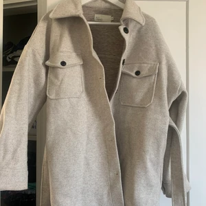 Shacket  - Nelly shacket, super fint skick, knappt använd. Hämtas i Örebro eller fraktas, antingen spårbart 99kr eller billigare alternativ då ej spårbart. 