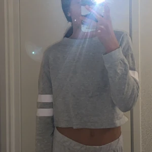 GRÅ TRÖJA 🤍📌💍 - En jätte fin basic tröja från H&M, den är i bra skick och rätt kort vid magen 💫🤎