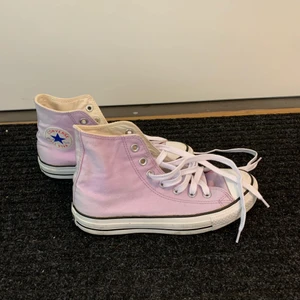 Converse  - Lila Converse i storlek 37,5. Converse är i gott skick och har helt nya skosnören.💜⚡️Köparen står för frakt✨✨