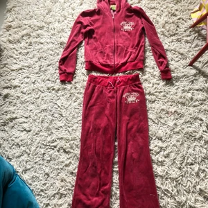 Juicy couture set - Juicy set i mkt bra skick, äkta. Strl M men mer som S/XS. Huvtröja och byxor kan säljas separat. Skriv för mått eller om du har andra frågor💕 