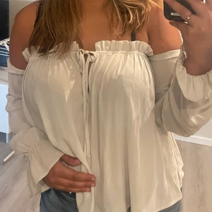 Vit topp med puffarmar - Jättesöt topp med fina puffarmar, fint skick!