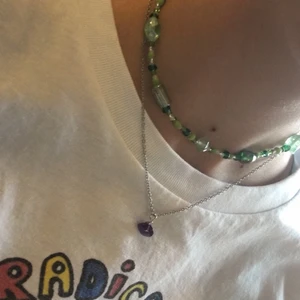 Halsband - Grönt halsband med blandade pärlor och spänne💚🌿🍄🧩 Elastiskt material.