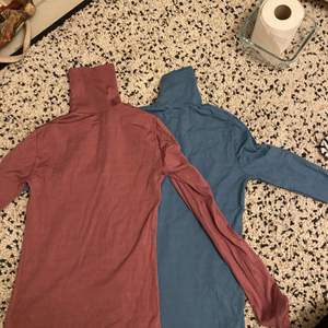 Två polo tröjor, en råsa och en blå, priset i går i båda tröjerna 