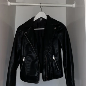 Skinnjacka från H&M, 32 - Oanvänd jacka