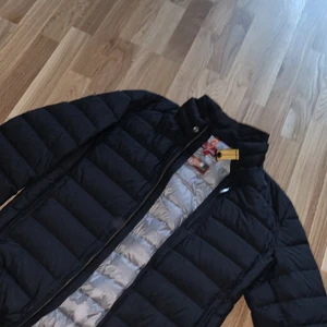 Parajumpers Super lightweight jacka - Storlek L. Bra skick förutom ett litet jack i ena ärmen (se bild 3). BVSA