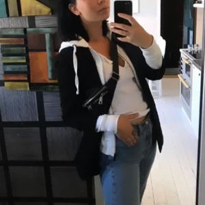 VIT HOODIE - 50kr + frakt. Tycker personligen en luvtröja och skinnjacka aldrig går ur tid, satans snyggt. En vit luvtröja med dragkedja i storlek Small🤍. Modellen är lite tightare i ärmarna. 