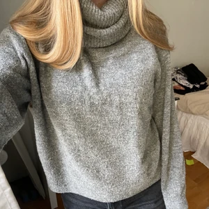 Skickad tröja hm - En super mysig mörkgrå stickad tröja från hm, andra bilden visar färgen bäst🌙 