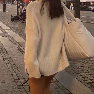 Stickad tröja  - säljer denna stickade tröja från hm! helt ny, säljes då den inte kommer till andvändning. Storlek M-L och sitter oversized som på mig på bilden, jag brukar ha s i vanliga fall. 