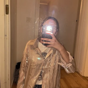 Beige skjorta - Beige skimrig skjorta som behöver strykas men tyvärr har jag inget strykjärn. Snygg och oversized