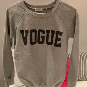 College tröja, strorlek XS - Säljer en jätte fin college tröja! Säljer pågrund av att den är förliten