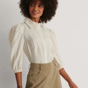 Söt blus - Så fin blus jag köpte från NAKD, helt oanvänd med prislappen kvar! Tröjan passade inte mig så jag tycker att den förtjänar ett nytt hem!! Färgen på bild 2&3 gör inte tröjan rättvis, den är mer åt det hållet som första bilden visar <3