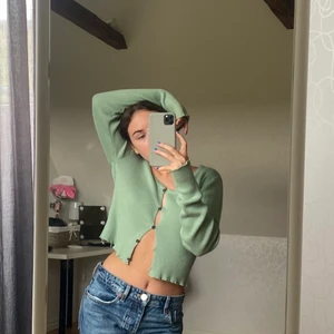 Grön kofta - Skitsnygg grön tröja från NA-KD, är skitsnygg till allt och passar perfekt till denna årstiden💕köparen står för frakten💕