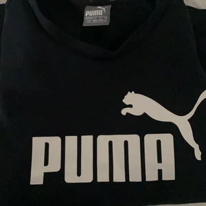 Sweatshirt  - Superskön puma sweatshirt i storlek M, i mycket gott skick då den knappt kommit till användning