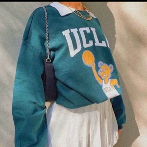 sweatshirt  - En superfin sweatshirt från Hm, men den säljs inte löngre tror jag! Första bilden är lånad! Storlek xs men är oversized!  Den är i fint skick💓eller köp direkt för 170+frakt❤️budat är budat 