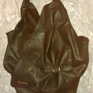 MIU MIU svart väska - Jättefin svart väska i tufft utförande. Skinnimitation. Fake. Inköpt second hand.