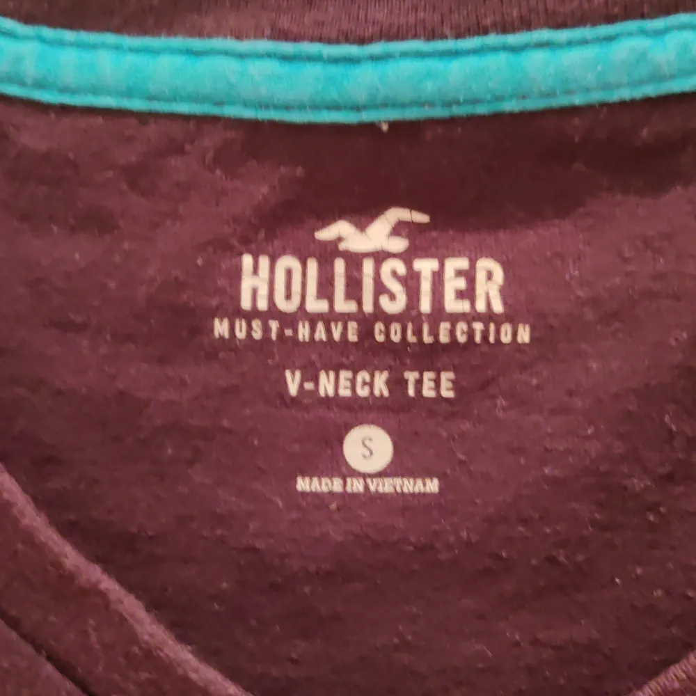 Säljer nu min Hollister T-shirt, Small, v-neck, gratis frakt om snabb deal. T-shirts.