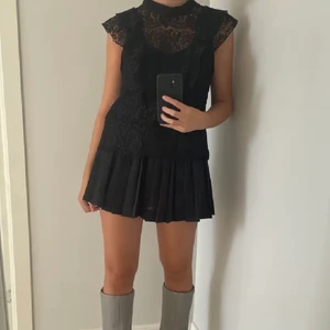 Spets topp - spetstopp med volanger! Jag vet inte vart den är ifrån eller vilken storlek det är då lappen saknas, men skulle säga storlek S! Toppen är endast genomskinlig där det syns på bilderna (har alltså inget linne under)