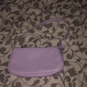 Lila väska  - Använt 3-4 gånger en super fin väska som kommer ifrån H&M jätte bra skick på den fina väska 