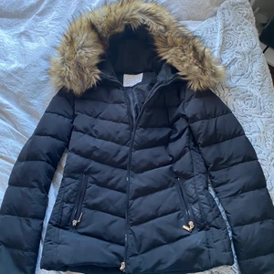 Vinterjacka - Superfin vinterjacka med storpäls. Varm och skön jacka passar bra på höstkvällar men värmer även på vintern.🍂🍁❄️☃️