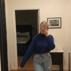 Tjocktröja  - Blå stickad tjocktröja med polo hals💗