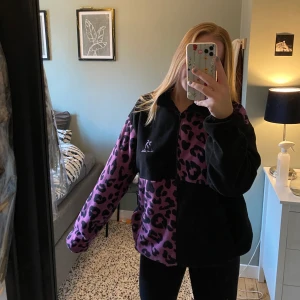 Tjocktröja från sweet sktbs - Snygg delad tjocktröja i fleece material från sweet sktbs!! Använd ett fåtalgånger men säljer pga att jag inte använder den längre. Superskön och tror ej att den går att köpa längre. Nypris 500, köparen står för frakten 📦 