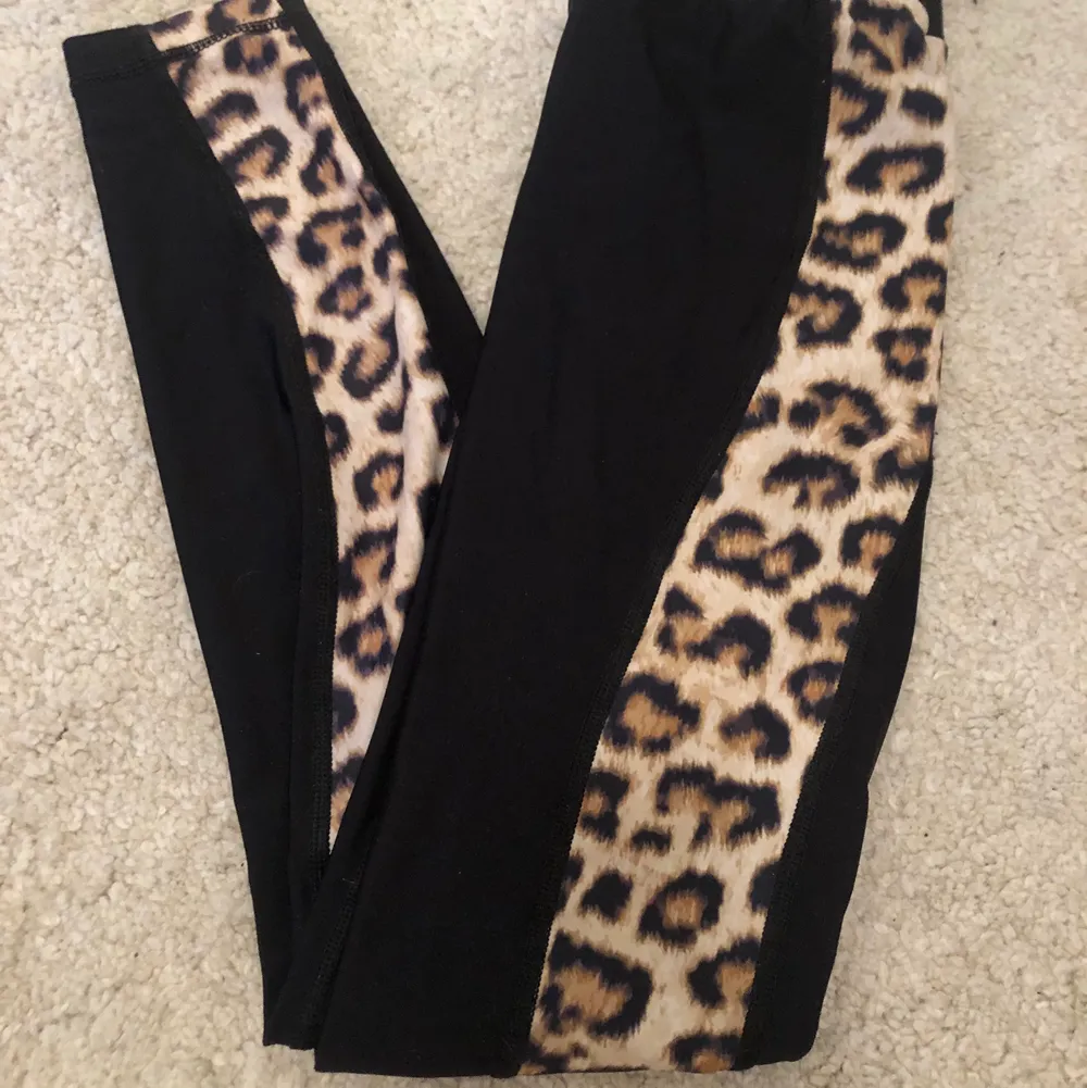 Fina leopard/svarta träningsbyxor från Stronger💗. Jeans & Byxor.