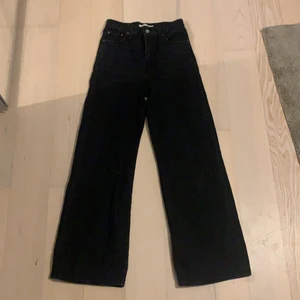 Levis Ribcage Wide leg  - Snygga jeans från levis. Används ett fåtal gånger men blev tyvärr snabbt försmå. Sitter lite tajtare vid låten men blir sedan vida längre ned.