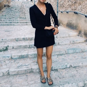 Svart klänning  - Svart klänning (byxdress men man knyter en del över så det ser ut som en klänning) från Zara. Den perfekta lilla svarta som är dansvänlig !