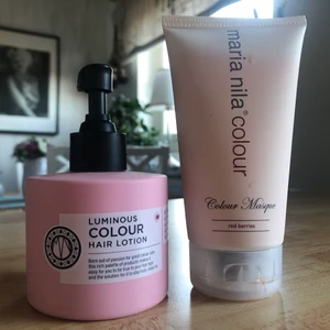 Maria Nila produkter - Hårmask / hårinpackning och gel som skyddar håret vid tex plattångs användning.  Märke Maria Nila. Köpt på hårsalong. Till Rött hår. Säljer pga att jag bytt hårfärg. Bara provtestat 1 gång.   Säljer båda för 150:-