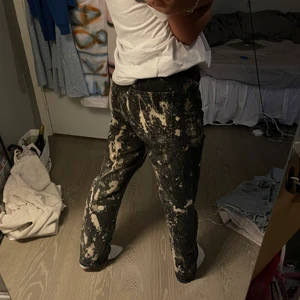 Zara jeans - Säljer mina klorfärgade jeans från Zara. As balla och helt unika. Säljer pga ingen användning, så jeansen är i väldigt bra skick. Perfekt långa på mig som är 170 cm. Frakt tillkommer!!