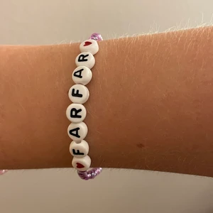 Farfar armband - Armband som det står farfar på med 2 hjärtan. Ni kan skriva privat vilken färg på pärlorna (lila, rosa, orange, gul, grön, blå, vit) och bokstavspärlorna (vit, svart) ni vill ha, skriv också hur långt armbandet ska vara. Perfekt gåva till en farfar!❤️