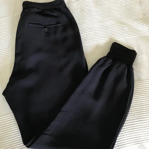 By Malene Birger strl (s) - Superfina byxor från By Malene Birger inköpta på NK 2020. Använda 2-3 ggr. Snygga till klackar som sneakers.