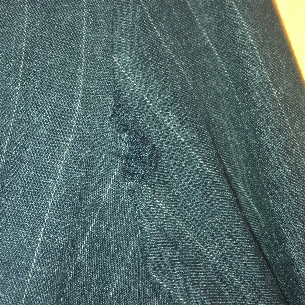 It hasn’t been worn, however it has a small defect at at arm side. It’s in wool like fabric, small in size.. Klänningar.