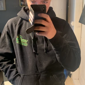 En svart vans hoodie x Chicken Waffles med grönt tryck - En svart hoodie från märket Vans och som har grönt/gult tryck på bröstet, ryggen och på luvan. Hoodien känns är väldigt bekväm och storleken är M. Pris går alltid att diskuteras!