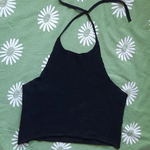 Stickat linne  - Svart stickat linne i bra skick, sällan använt. Skriv vid frågor! :))