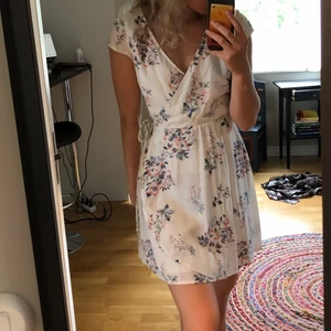 Blommig klänning - Söt klänning från hollister. Använd några ggr men är i fortfarande gott skick! Säljes pga att jag har en liknande klänning. Skriv privat för fler bilder eller frågor! Frakt tillkommer. 🧸