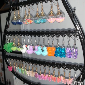 Örhängen  - Säljer dessa fina hemmagjorde örhängen, finns bl.a.  massa olika fjärilsörhängen som passar bra till sommaren och har även massa annat som inte fick plats på smyckehängaren så det är bara fråga om fler bilder eller något 👏🍋